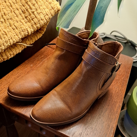 Denver Hayes Ankle Boots - Picture 2 of 5